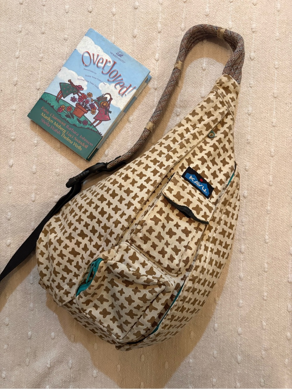 Kavu Beige Clover-Print Sling Bag with Teal Zipper Accents